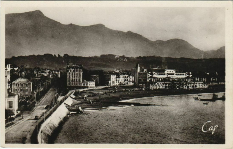 Carte postale ancienne St.Jean de Luz Vue d'ensemble de la Plage France