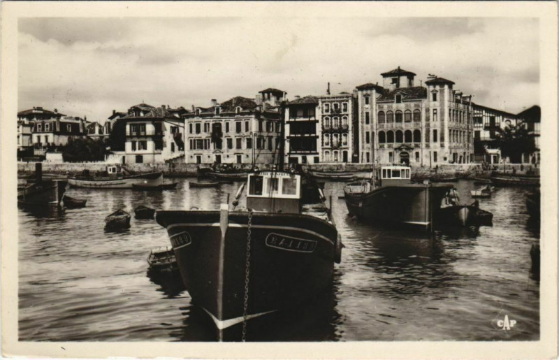 Carte postale ancienne St.Jean de Luz Le Port France