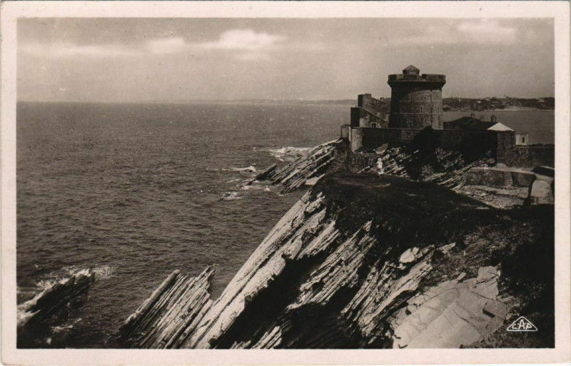 Carte postale ancienne St.Jean de Luz Le fort et les falaises France