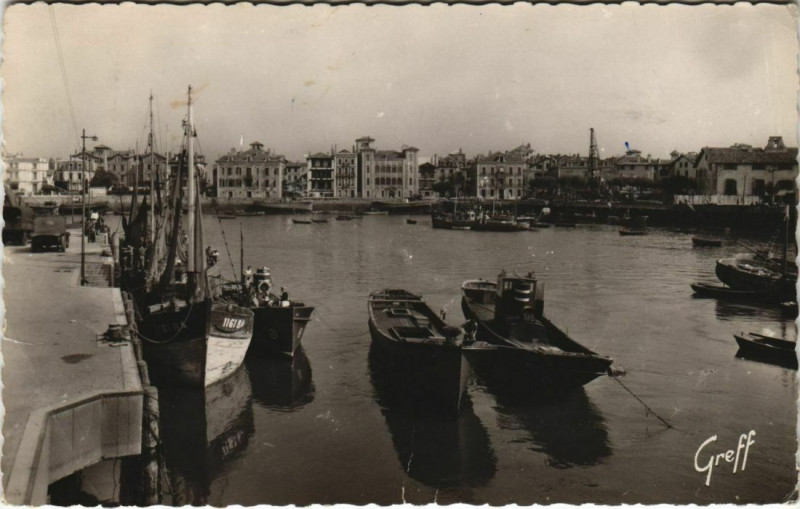Carte postale ancienne St.Jean de Luz Le Port et la Maison de l'Infante France