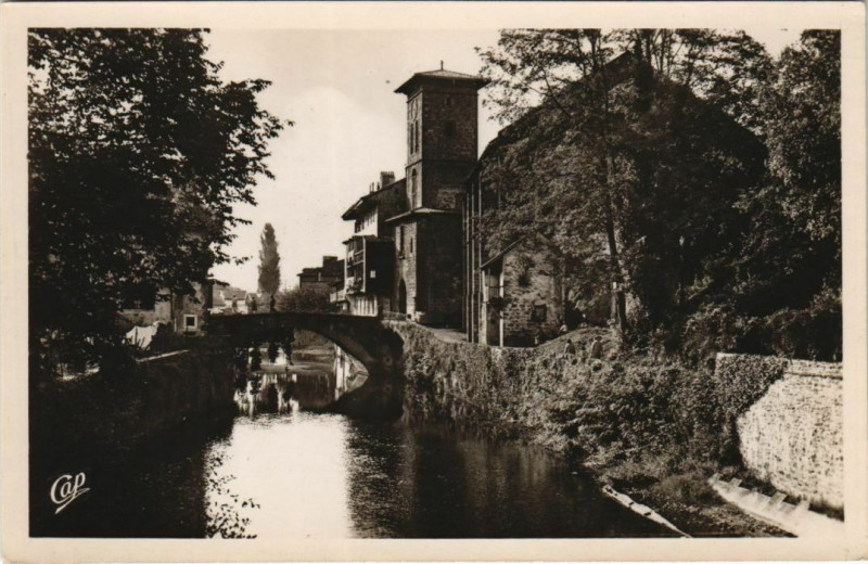 Carte postale ancienne St Jean Pied de Port L'Eglise et la Nive France