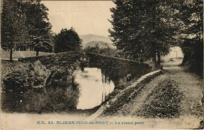 Carte postale ancienne St Jean Pied de Port Le vieux Pont France