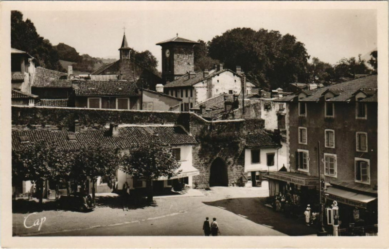 Carte postale ancienne St Jean Pied de Port Un Coin des Remparts France