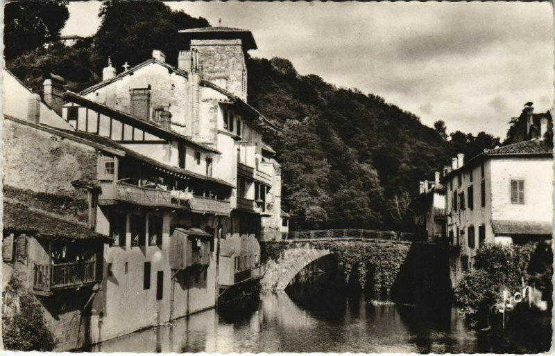 Carte postale ancienne St Jean Pied de Port Vieilles maisons s la Nive France