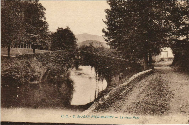 Carte postale ancienne St Jean Pied de Port Le vieux Pont France
