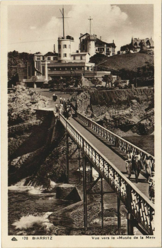 Carte postale ancienne Biarritz Vue vers le Musee de la Mer France à Biarritz