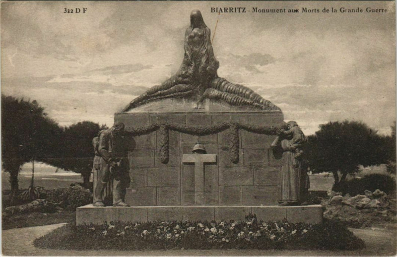 Carte postale ancienne Biarritz Monument aux Morts de la Grande Guerre France à Biarritz