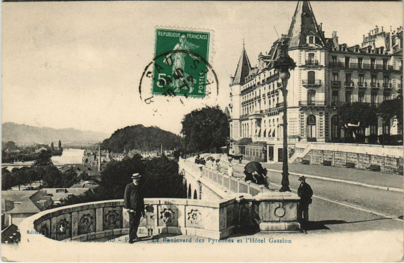 Carte postale ancienne Pau Le Boulevard des Pyrenees et l'Hotel Gassion à Pau