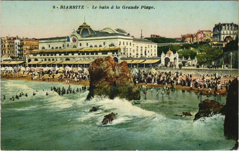 Carte postale ancienne Biarritz Le Bain a la Grande Plage à Biarritz