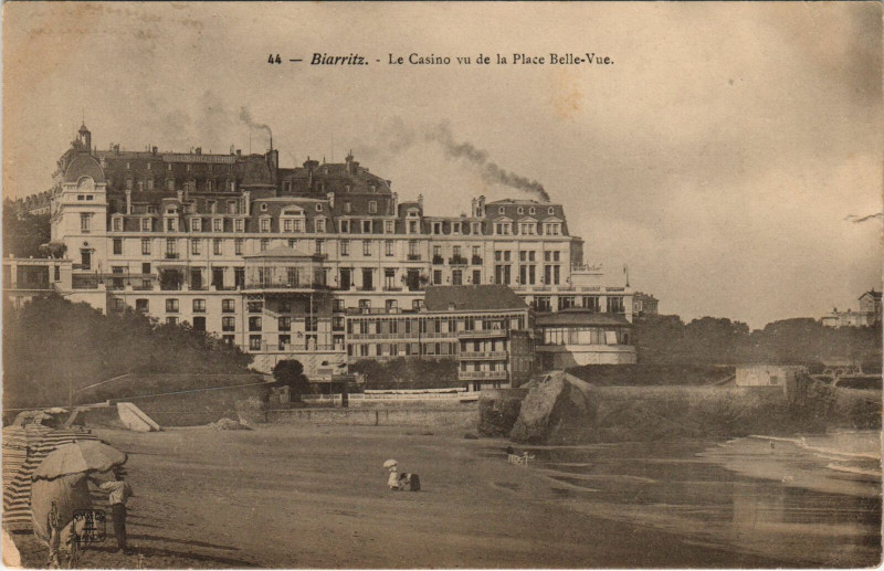 Carte postale ancienne Biarritz Le Casino vu de la Place Belle-Vue à Biarritz