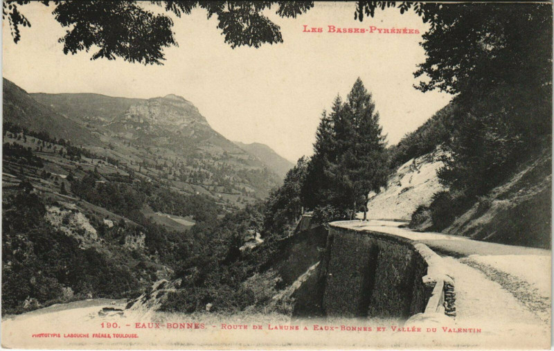 Carte postale ancienne Eaux-Bonnes Route de Laruns a Eaux-Bonnes et Vallee du Valentin à Eaux-Bonnes