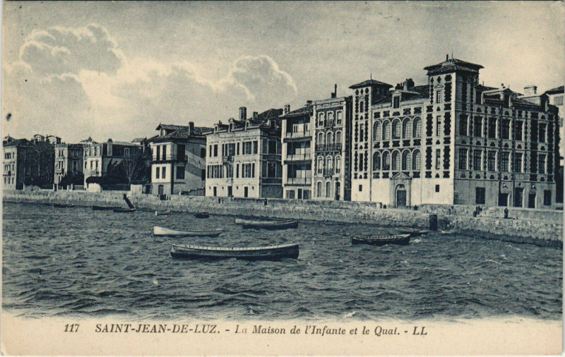 Carte postale ancienne Saint-Jean-de-Luz La Maison de l'Infante et le Quai à Saint-Jean-de-Luz