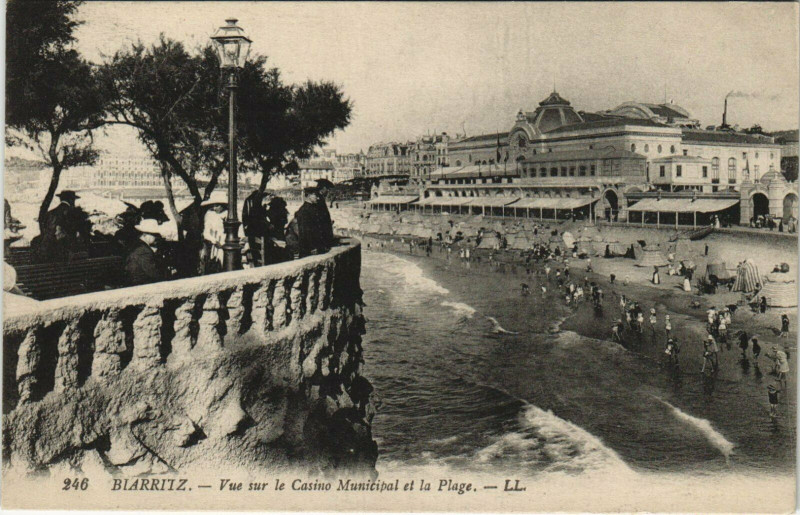 Carte postale ancienne Biarritz Vue sur le Casino Municipal et la Plage à Biarritz