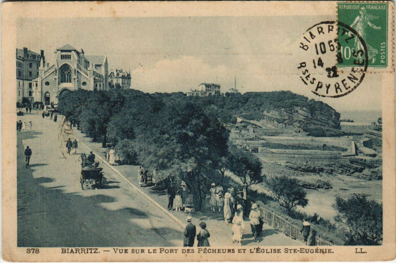 Carte postale ancienne Biarritz Vue sur le Port des Pecheurs et l'Eglise Sainte-Eugenie à Biarritz