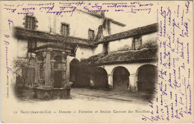 Carte postale ancienne Saint-Jean-de-Luz Douane - Fontaine et Ancien Couvent à Saint-Jean-de-Luz
