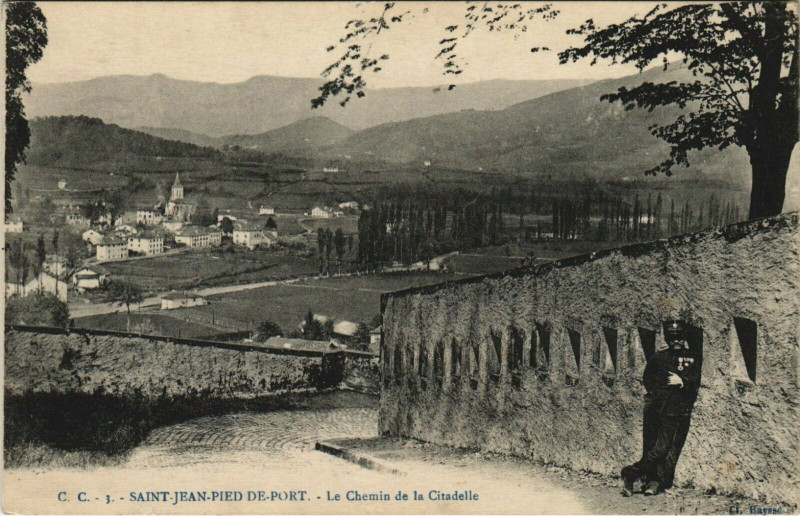 Carte postale ancienne Saint-Jean-Pied-de-Port Le Chemin de la Citadelle à Saint-Jean-Pied-de-Port