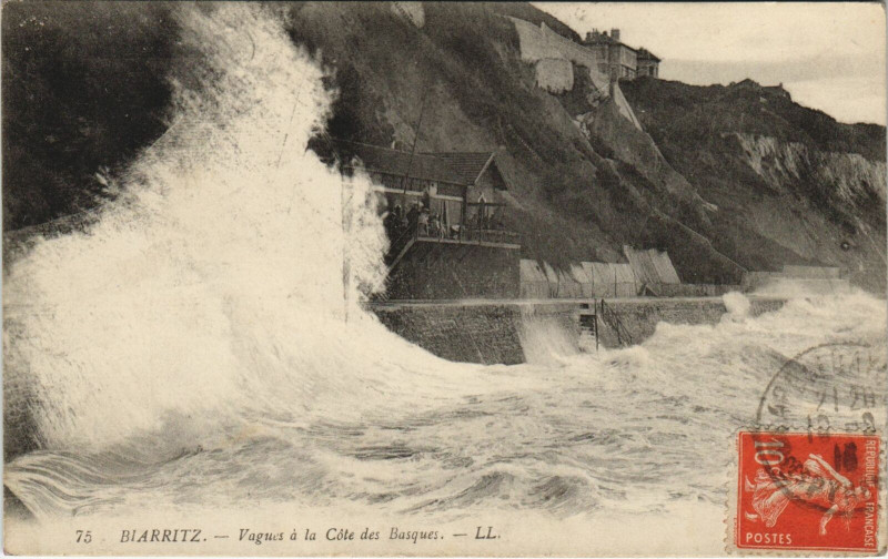 Carte postale ancienne Biarritz Vagues a la Cote des Basques à Biarritz