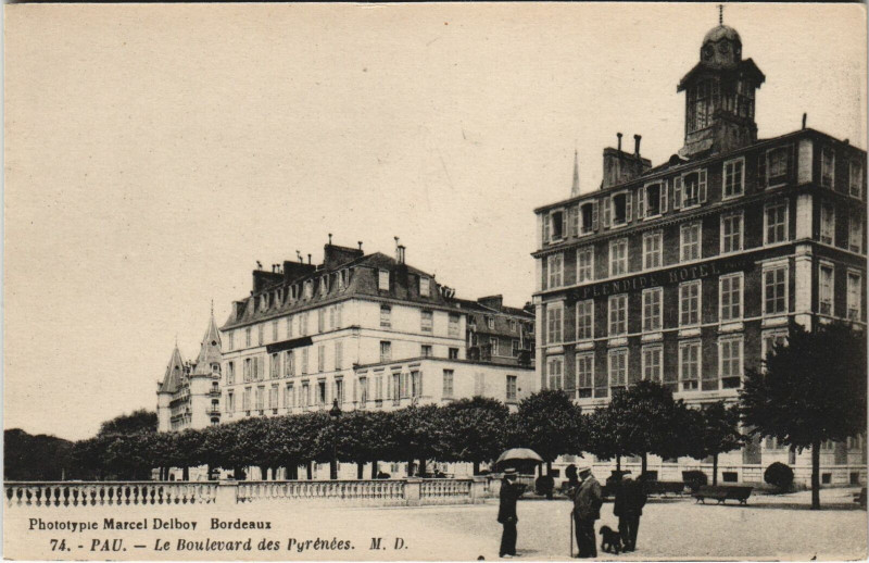 Carte postale ancienne Pau Le Boulevard des Pyrenees à Pau