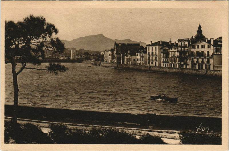 Carte postale ancienne Saint-Jean-de-Luz Entree du Port et Quai de Ciboure à Ciboure