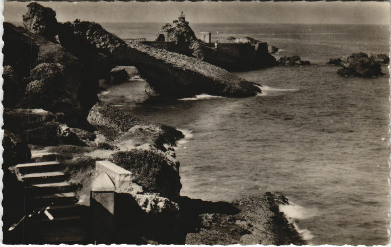 Carte postale ancienne Biarritz La Roche Percee et le Rocher de la Vierge à Biarritz