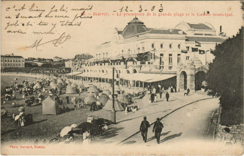 Carte postale ancienne Biarritz Le Promenoir de la Grande Plage et le Casino Municipal à Biarritz