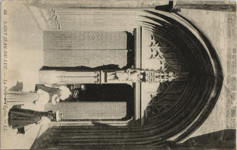 Carte postale ancienne Saint-Jean-de-Luz La Porte de l'Eglise à Saint-Jean-de-Luz