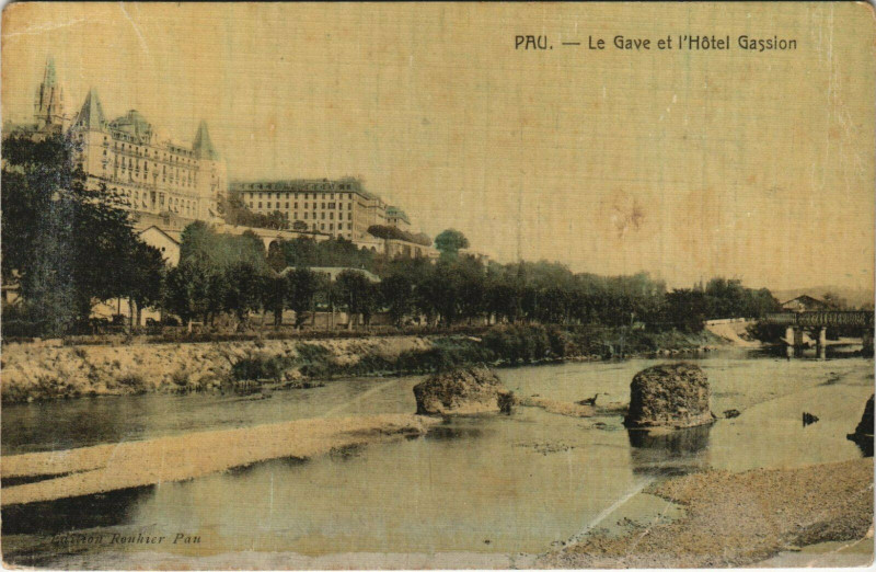 Carte postale ancienne Pau Le Gave et l'Hotel Gassion à Pau