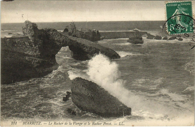 Carte postale ancienne Biarritz La Rocher de la Vierge et le Rocher Perce à Biarritz
