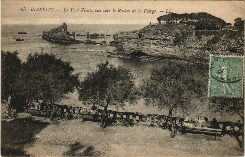 Carte postale ancienne Biarritz Le Port Vieux - Vue vers le Rocher de la Vierge à Biarritz