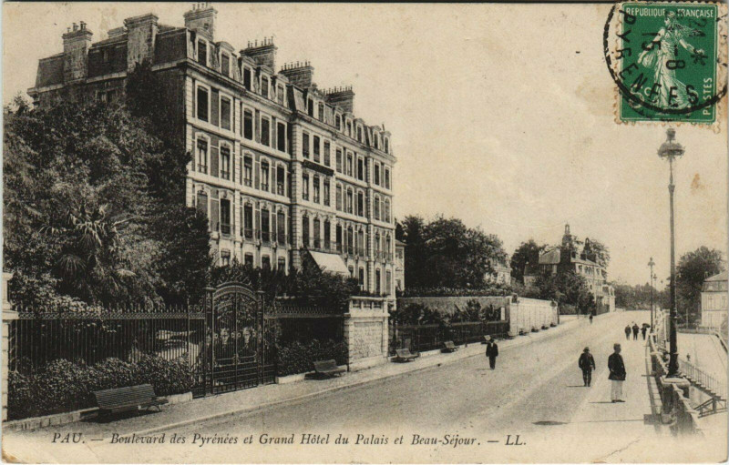 Carte postale ancienne Pau Boulevard des Pyrenees - Grand Hotel du Palais et Beau-Sejour à Pau