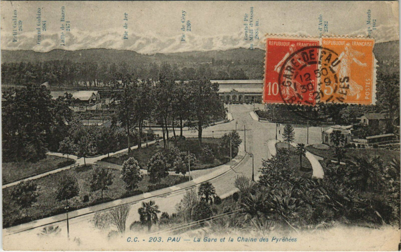 Carte postale ancienne Pau La Gare et la Chaine des Pyrenees à Pau
