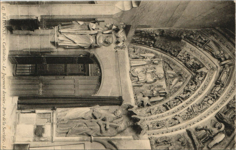 Carte postale ancienne Bayonne Cathedrale - Le Jugement Dernier - Porte de la Sacristie à Bayonne