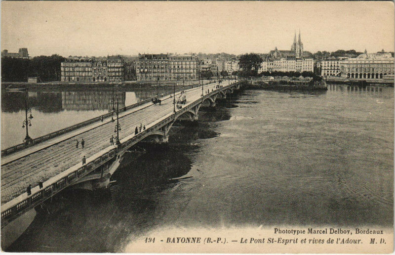 Carte postale ancienne Bayonne Le Pont Saint-Esprit et Rives de l'Adour à Bayonne