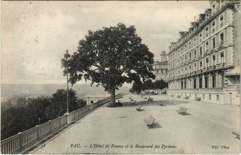 Carte postale ancienne Pau L'Hotel de France et le Boulevard des Pyrenees à Pau