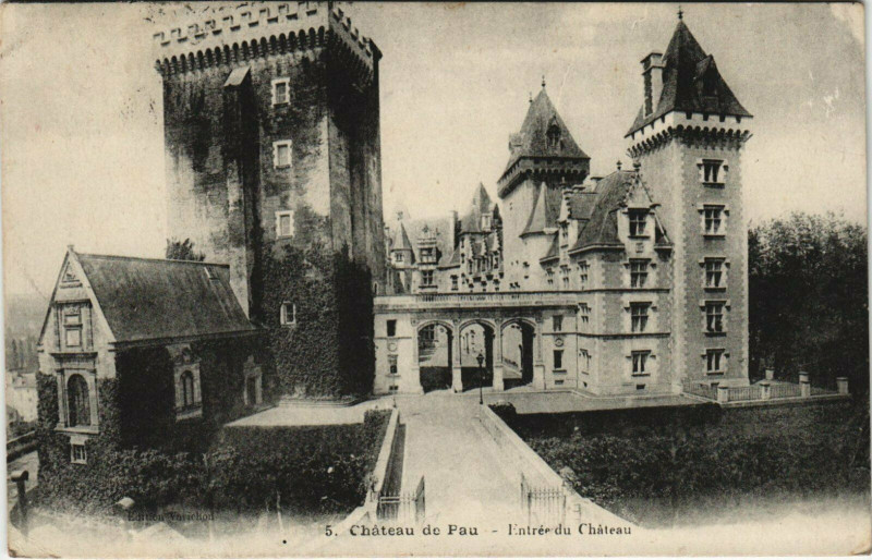 Carte postale ancienne Pau Chateau de Pau - Entree du Chateau à Pau