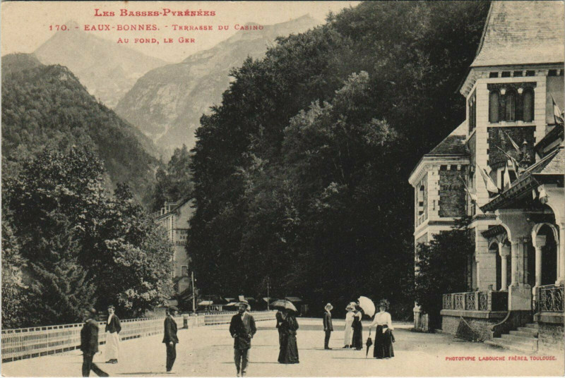Carte postale ancienne Eaux-Bonnes Terrasse du Casino - Au Fond le Ger à Eaux-Bonnes