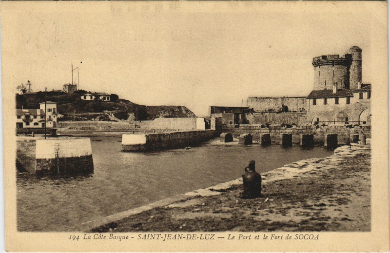 Carte postale ancienne Saint-Jean-de-Luz Le Port et le Fort Socoa à Saint-Jean-de-Luz