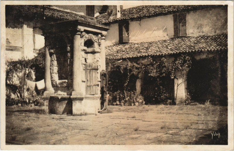 Carte postale ancienne Saint-Jean-de-Luz Puits du XVIe Siecle - Ancien Couvent à Saint-Jean-de-Luz