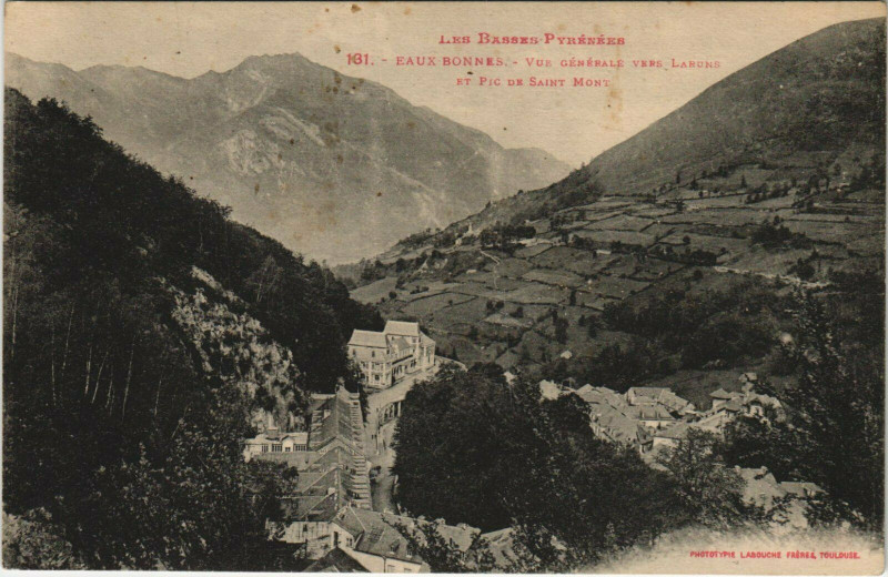 Carte postale ancienne Eaux-Bonnes Vue Generale vers Laruns et Pic de Saint Mont à Eaux-Bonnes