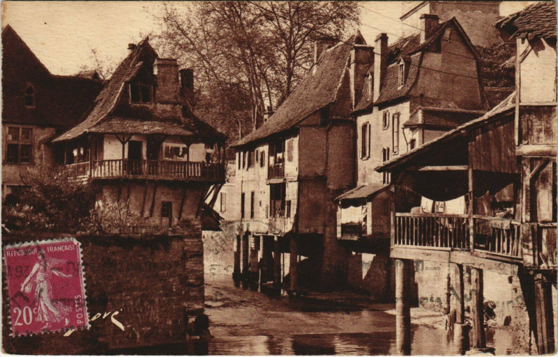 Carte postale ancienne Salies-de-Bearn Detail de Vieilles Maisons sur le Saleys