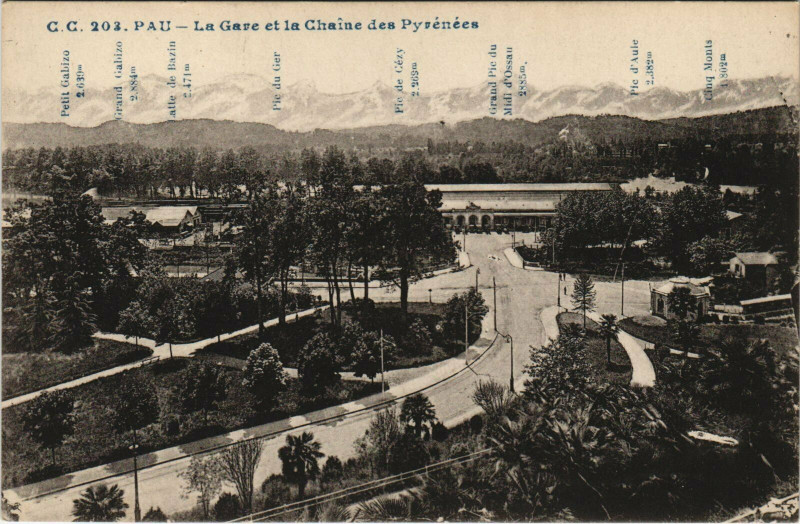 Carte postale ancienne Pau La Gare et la Chaine des Pyrenees à Pau