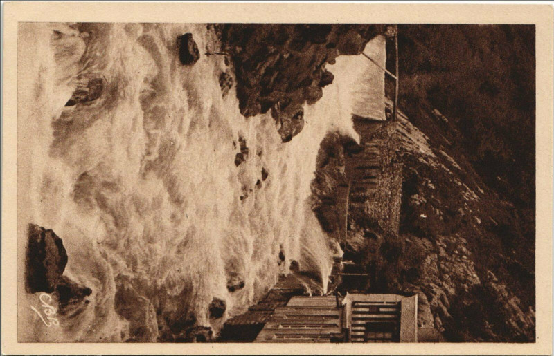Carte postale ancienne Eaux-Bonnes Un Coin du Gave à Eaux-Bonnes