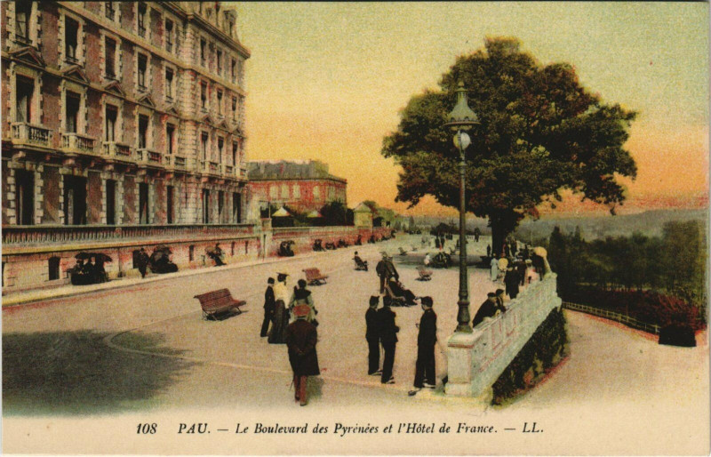 Carte postale ancienne Pau Le Boulevard des Pyrenees et l'Hotel de France à Pau