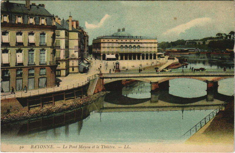 Carte postale ancienne Bayonne Le Pont Mayou et le Theatre à Bayonne