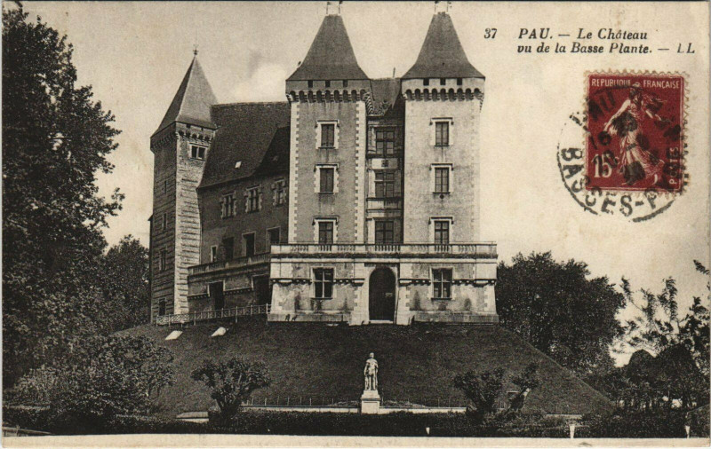 Carte postale ancienne Pau Le Chateau vu de la Basse Plante à Pau