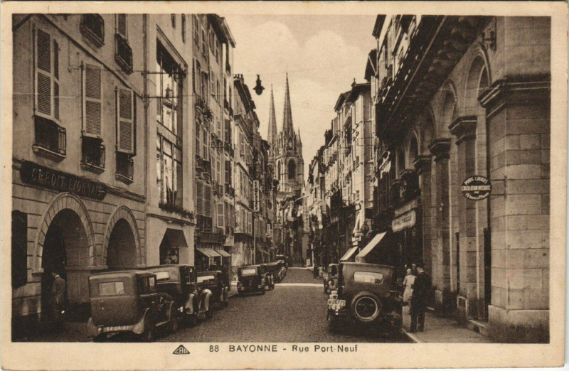 Carte postale ancienne Bayonne Rue Port-Neuf à Bayonne