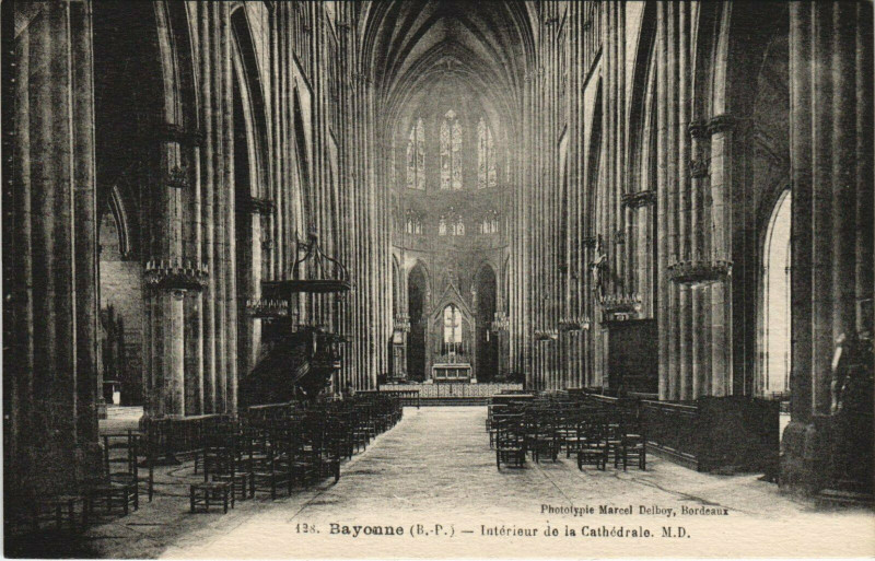 Carte postale ancienne Bayonne Interieur de la Cathedrale à Bayonne