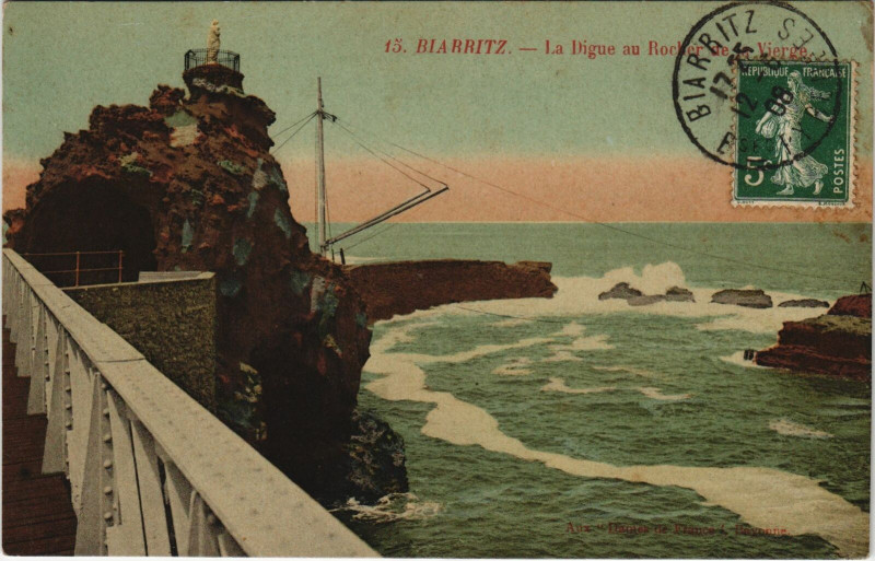 Carte postale ancienne Biarritz La Digue au Rocher de la Vierge à Biarritz