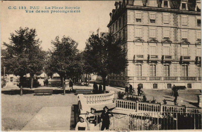 Carte postale ancienne Pau La Place Royale - Vue de son Prolongement à Pau