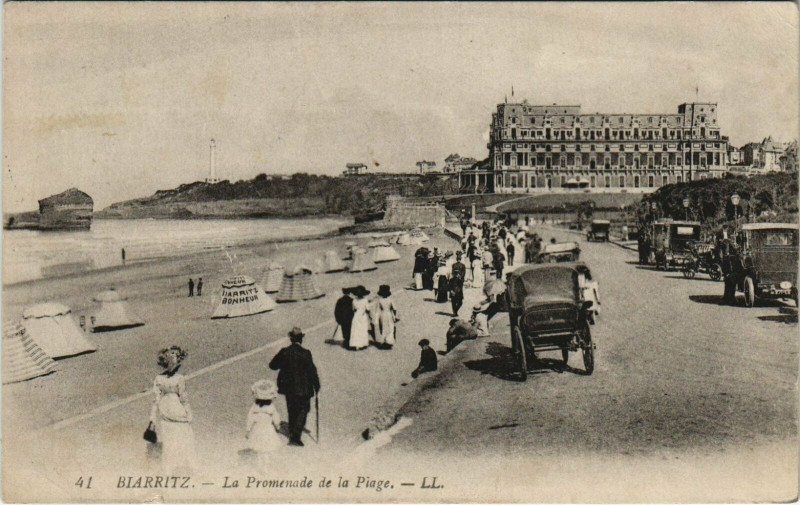 Carte postale ancienne Biarritz La Promenade de la Plage à Biarritz